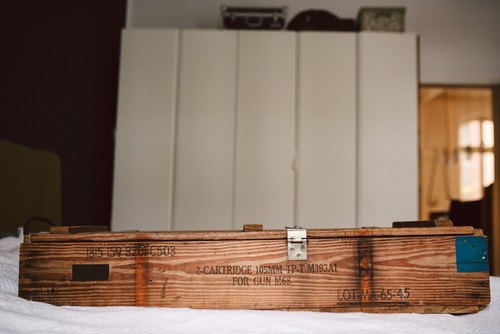 Zwei munitionskisten aus holz - aus,