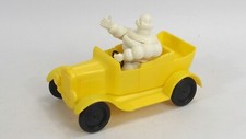 Werbefigur Michelin Männchen in gelbem Auto - Plastik 60er J. - 12,5 cm