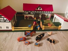 großer alter Holzbauernhof