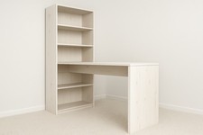 Heller Schreibtisch mit