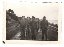 Foto/Photo Portrait Kriegsmarine Küstenartillerie Zug am Strand; Damm; 07.1940