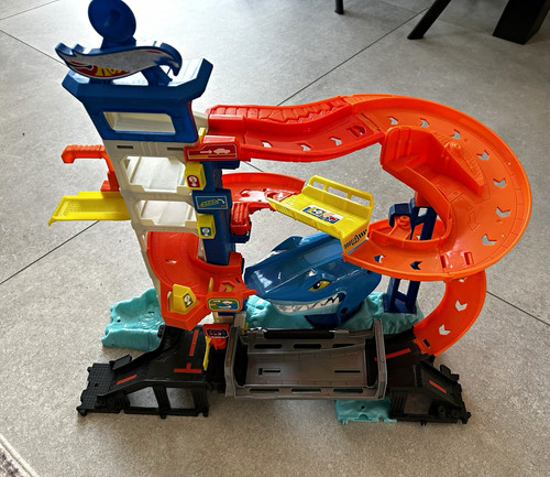 Hot wheels shark - hot, bay