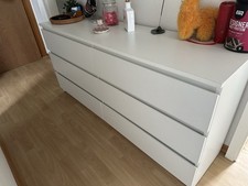 Weiße Kommode mit Schubladen