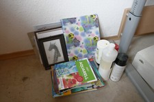 Malutensilien. Pinsel zum Teil neu, Farben nicht eingetrocknet, Bücher, Rahmen