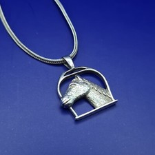 Schöner Sterling Silber Steigbügel & Pferdekopf Anhänger und Kette