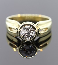 SCHÖNER RING MIT 1 BRILLANT