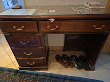 Sekretär mit Glasplatte