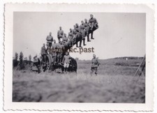 Foto Soldaten auf einem Geschütz Kanonenrohr Gruppenfoto(A6)