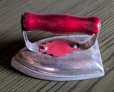 Kleines Deko Bügeleisen