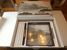 Märklin H0 31859, Vitrine mit der Verpackung