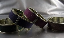 Armreif Klappbar Glitzer Effekt  Kunstoff angenehm Leicht im Tragen Farbauswahl