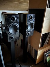 Steinboxen aus edlem Star Galaxy Granit. 