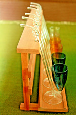6 Schnapspfeifen, Schnapsgläser, 3 Farben, mundgebl. Glas, Lauscha, im Holzregal
