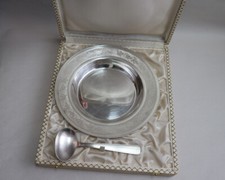 altes Taufset, versilbert, Teller Enten-Dekor ca 17.2 cm, Schräglöffel, in Box