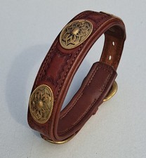 Handgefertigtes Hundehalsband mit Messing Conchas aus der Sattlerei Rieser 