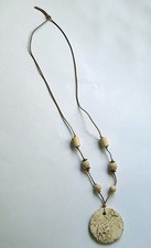 Halskette aus Afrika: Schnur mit Holz-und Steinperlen, Anhänger aus Alabaster