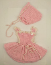 ? Vintage Puppenkleidung: STRICKKLEID mit MÜTZE rosa, selbstgestrickt - 1960er