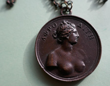 Große, alte  und schwere Medaille an einer Kette, Aphrodite, verm. Bronze