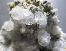 Stufe wie Mirabeau-Diamanten (Herkimer Diamanten) mit Chalcedon 7x5x3 cm