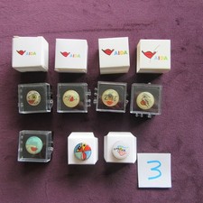 Aida Pins, unterschiedliche Jahrgänge