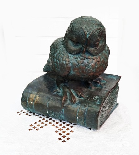 Bronze skulptur eule auf buch - skulptur,