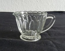 altes Glas Milchkännchen