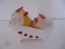 2 BADE ENTEN in nostalgischer BADEWANNE LESBISCHES BRAUTPAAR BRAUT & BRAUT