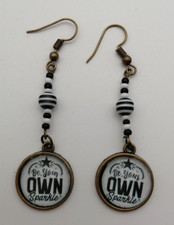 MESSING OHRHÄNGER OHRRINGE MIT GLAS CABOUCHON MIT SPRUCH MOTIVATION s/w