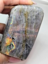 Seltene roséfarbene Labradorit-Freiform