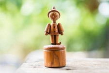 kleines altes Sandmännchen aus Holz Spielzeug DDR Wackelfigur Erzgebirge Rarität