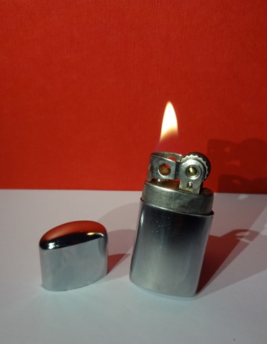 Altes leichtes sturmfeuerzeug - altes,