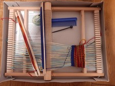 Schulwebrahmen aus Holz mit 2 Weberschiffchen und Kamm, gebraucht, guter Zustand