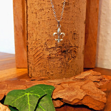 Halskette mit Anhänger Fleur de Lis (95)