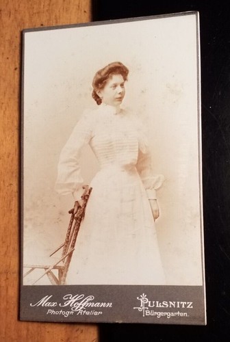 Stehende junge frau stadt - stehende,