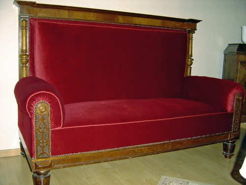 Gründerzeitsofa mit rotem
