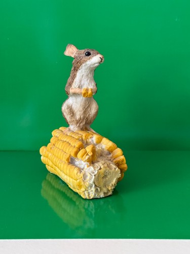 Ernte maus auf maiskolben - maiskolben, harz