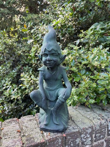 Gusseisen sitzende pixie elfe - pixie,