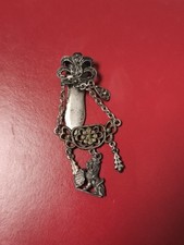 Silberfarbener Damen Rockstecker mit Löwe Anhänger,Charivari Anhänger,Dirndl