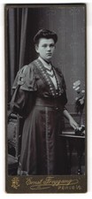 Fotografie Ernst Freygang, Penig, Porträt einer Dame mit Blumendekoration 