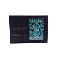 Faltbare Geschenkbox mit Seifenrosen türkis und Platz für ein zusätzliches Gesch