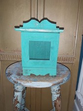 INDISCHER LACKIERTER SCHRANK