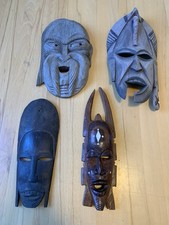 Konvolut 5 afrikanische u. asiatische Masken Holz Wanddekoration 31 cm bis 35 cm