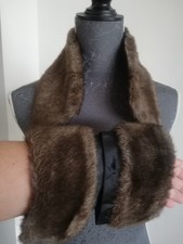 Fellkragen Fellbesatz für Arm Kunstpelz Modetrend Herbst Winter 2025 Dunkelbraun