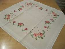 Mitteldecke mit Kreuzstich-Stickerei Handarbeit Rosen sehr gut erhalten 72,5 x74
