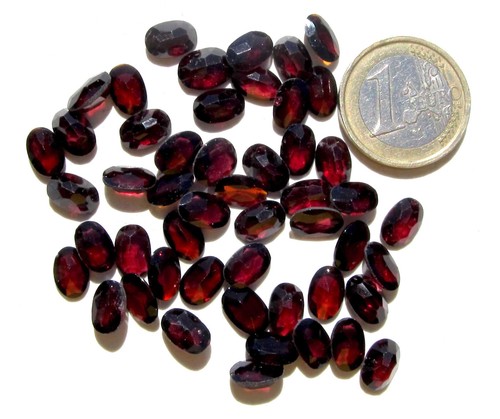 Granat oval geschliffen