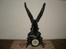 Adler auf Sockel mit Uhr Höhe 60 cm Metall