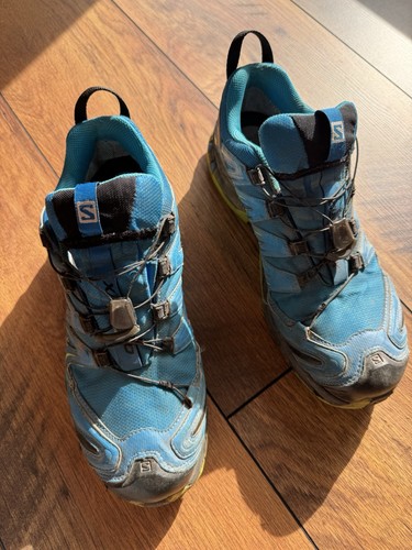Viel getragene wanderschuhe - viel,
