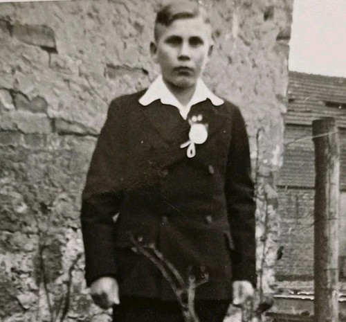 Blonder junge steht stolz - blonder,