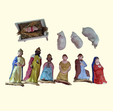 10 St. sehr alte Krippen