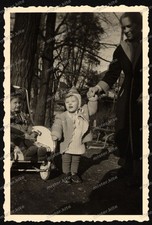 Stuttgart-Häuser-Straße-Mädchen-Frau-Girl-Woman-Kinderwagen-50er Jahre